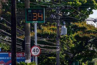 Marilia, SP, Brezilya, 18 Ekim 2023. Rio Branco Bulvarı 'ndaki araçlar, Marilia şehrinin orta bölgesinde maksimum hızın 40 km / saat olduğu elektronik bir hız tümseğinden geçiyor.