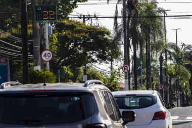 Marilia, SP, Brezilya, 18 Ekim 2023. Rio Branco Bulvarı 'ndaki araçlar, Marilia şehrinin orta bölgesinde maksimum hızın 40 km / saat olduğu elektronik bir hız tümseğinden geçiyor.