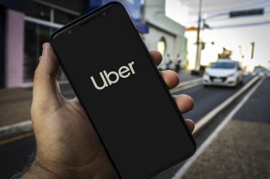 Marilia, Sao Paulo, Brezilya, 22 Ekim 2023. Marilia şehir merkezindeki sokakta elde tutulan akıllı telefondan kullanıcı uygulaması