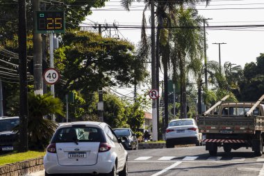 Marilia, SP, Brezilya, 18 Ekim 2023. Rio Branco Bulvarı 'ndaki araçlar, Marilia şehrinin orta bölgesinde maksimum hızın 40 km / saat olduğu elektronik bir hız tümseğinden geçiyor.