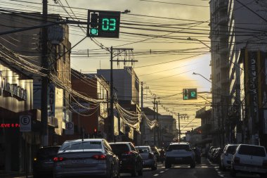 Marilia, SP, Brezilya, 23 Ekim 2023. Araç trafiği ve senkronize sayısal trafik ışıkları, bir öğleden sonra, bir sokakta. Şehrin merkez caddelerinde çok fazla görsel kirlilik var.