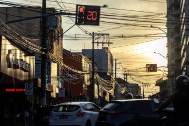 Marilia, SP, Brezilya, 23 Ekim 2023. Araç trafiği ve senkronize sayısal trafik ışıkları, bir öğleden sonra, bir sokakta. Şehrin merkez caddelerinde çok fazla görsel kirlilik var.