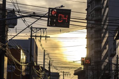 Marilia, SP, Brezilya, 23 Ekim 2023. Araç trafiği ve senkronize sayısal trafik ışıkları, bir öğleden sonra, bir sokakta. Şehrin merkez caddelerinde çok fazla görsel kirlilik var.