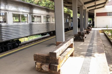 Itu, SP, Brezilya, 10 Mart 2023. Salto ve Itu şehirleri arasında turist taşıyan Cumhuriyet Treni adlı turist vagonları, Itu İstasyonu platformunda durdu.