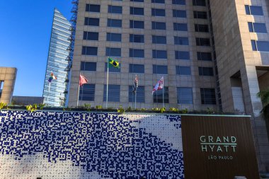 Sao Paulo, Brezilya, 3 Ağustos 2023. Grand Hyatt Sao Paulo otelinin giriş tabelası Sao Paulo şehrinin güneyinde 5 yıldızlı lüks bir oteldir.