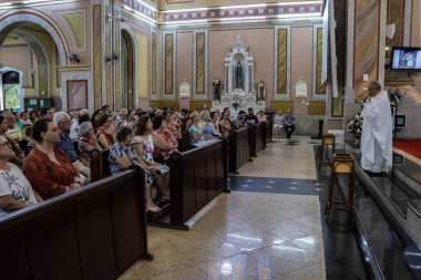 Marilia, SP. Brezilya, 12 Ekim 2023. Brezilya 'nın koruyucu azizi Aparecida' nın onuruna Marilia şehir merkezindeki Saint Benedict Katedrali 'nde ayin düzenlendi.