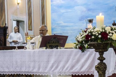 Marilia, SP. Brezilya, 12 Ekim 2023. Brezilya 'nın koruyucu azizi Aparecida' nın onuruna Marilia şehir merkezindeki Saint Benedict Katedrali 'nde ayin düzenlendi.