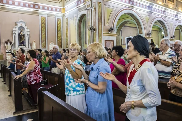 Marilia, SP. Brezilya, 12 Ekim 2023. Brezilya 'nın koruyucu azizi Aparecida' nın onuruna Marilia şehir merkezindeki Saint Benedict Katedrali 'nde ayin düzenlendi.