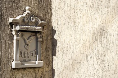 Brezilya 'nın engebeli duvarında metal posta kutusu