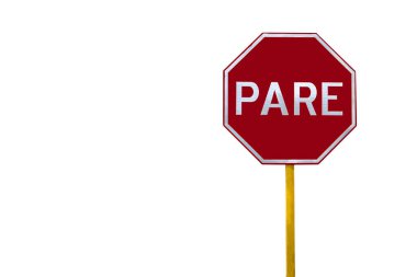 Kırmızı PARE, Portekizce dur, işaret ver, sarı tahta direkli, Brezilya 'nın saydam arka planında izole edilmiş. İzole Trafik Düzenleme Uyarısı İmzalaması