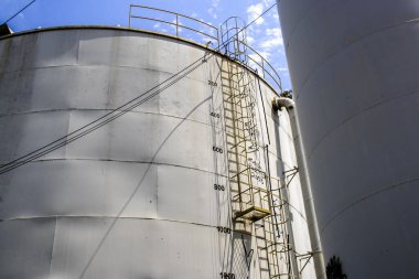 Brezilya 'daki Su ve Kanalizasyon Bakanlığı' nın büyük su tankı rezervlerinin manzarası