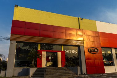Sao Paulo, Brezilya, 26 Ağustos 2021. Sao Paulo 'nun güneyindeki Kia Motors Araç Satıcısı' nın cephesinde.