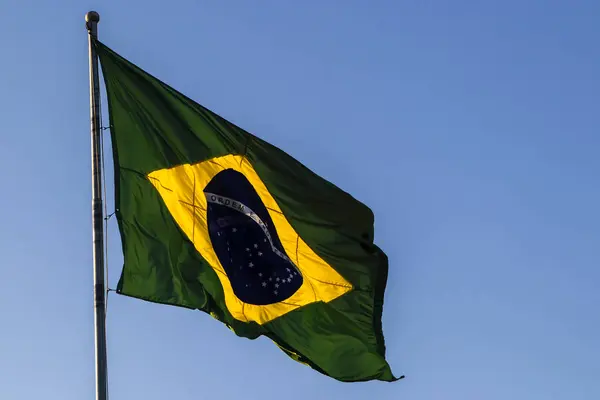 Bandiera Brasiliana Sventola Pennone Con Cielo Blu Sullo Sfondo — Foto Stock