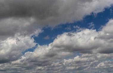 Brezilya 'da mavi gökyüzü olan güzel beyaz bulutların soyut arkaplanı