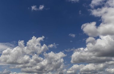 Brezilya 'da mavi gökyüzü olan güzel beyaz bulutların soyut arkaplanı