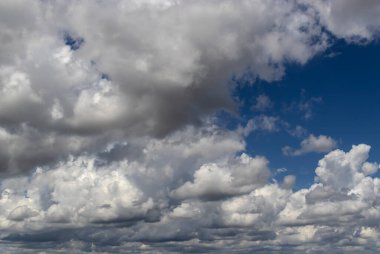 Brezilya 'da mavi gökyüzü olan güzel beyaz bulutların soyut arkaplanı