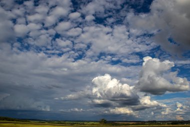Brezilya 'da mavi gökyüzü olan güzel beyaz bulutların soyut arkaplanı