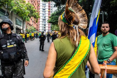 Sao Paulo, SP, Brezilya. 25 Şubat 2024. Jair Bolsonaro destekçileri Sao Paulo Brezilya 'da Paulista Bulvarı' nda bir miting düzenlediler.