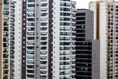 Modern apartmanların dış yüzeyi sürgülü kapılar, pencereler ve balkonlar da dahil olmak üzere camlarla doludur. Brezilya 'da sıkışık hissetmemek için.