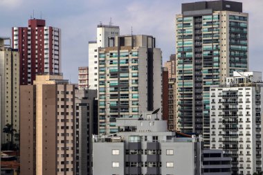 Modern apartmanların dış yüzeyi sürgülü kapılar, pencereler ve balkonlar da dahil olmak üzere camlarla doludur. Brezilya 'da sıkışık hissetmemek için.