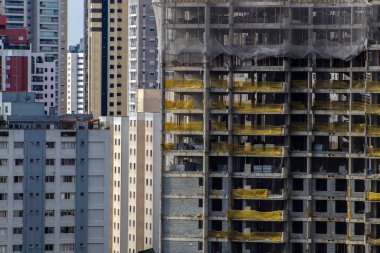 Modern apartmanların dış yüzeyi sürgülü kapılar, pencereler ve balkonlar da dahil olmak üzere camlarla doludur. Brezilya 'da sıkışık hissetmemek için.