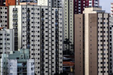 Modern apartmanların dış yüzeyi sürgülü kapılar, pencereler ve balkonlar da dahil olmak üzere camlarla doludur. Brezilya 'da sıkışık hissetmemek için.
