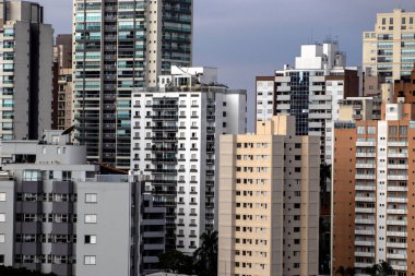 Modern apartmanların dış yüzeyi sürgülü kapılar, pencereler ve balkonlar da dahil olmak üzere camlarla doludur. Brezilya 'da sıkışık hissetmemek için.