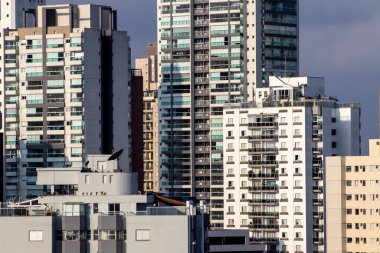 Modern apartmanların dış yüzeyi sürgülü kapılar, pencereler ve balkonlar da dahil olmak üzere camlarla doludur. Brezilya 'da sıkışık hissetmemek için.