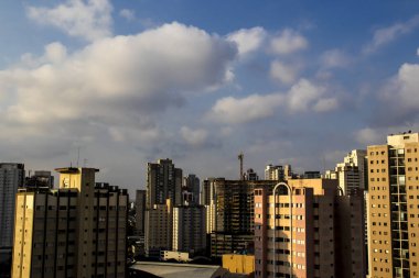 Modern apartmanların dış yüzeyi sürgülü kapılar, pencereler ve balkonlar da dahil olmak üzere camlarla doludur. Brezilya 'da sıkışık hissetmemek için.