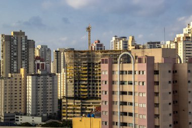 Modern apartmanların dış yüzeyi sürgülü kapılar, pencereler ve balkonlar da dahil olmak üzere camlarla doludur. Brezilya 'da sıkışık hissetmemek için.