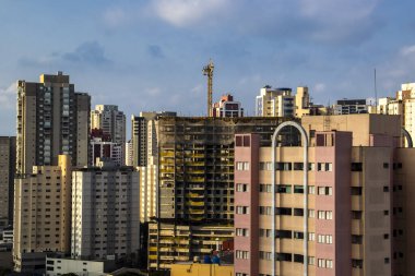 Modern apartmanların dış yüzeyi sürgülü kapılar, pencereler ve balkonlar da dahil olmak üzere camlarla doludur. Brezilya 'da sıkışık hissetmemek için.
