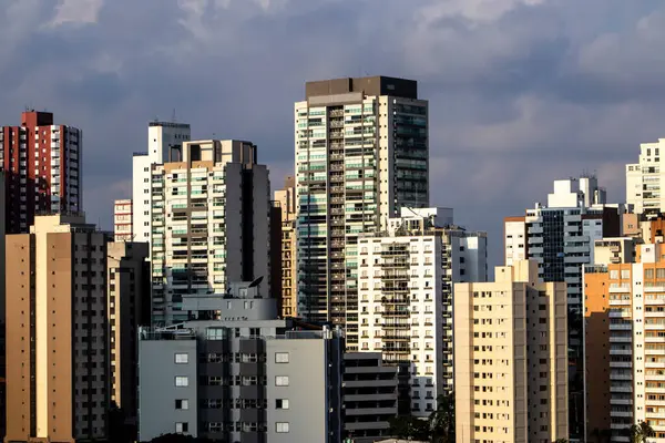 Modern apartmanların dış yüzeyi sürgülü kapılar, pencereler ve balkonlar da dahil olmak üzere camlarla doludur. Brezilya 'da sıkışık hissetmemek için.