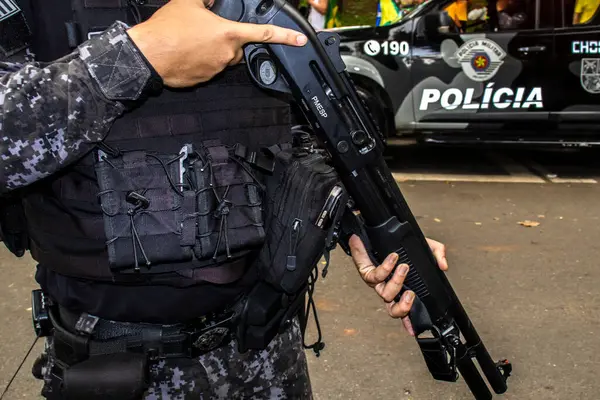 Sao Paulo, Brezilya, 25 Şubat 2024. Ayaklanma, Sao Paulo 'daki Paulista Bulvarı' nda antigo başkanı Jair Bolsonaro 'yu destekleyen göstericilerin girişini engellemeye hazırlanıyor.