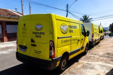 Marilia, Sao Paulo, Brezilya, 16 Mayıs 2023. Mercado Livre şirketinden bir minibüs Marilia 'ya paket teslimatı için sokağa park etmiş..