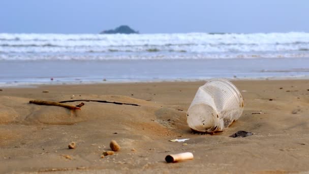 Tazza Plastica Gettata Come Spazzatura Sulla Sabbia Della Spiaggia Enseda — Video Stock