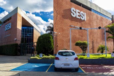 Marilia, Sao Paulo, Brezilya, Aralık 06. 2023. Sesi biriminin ön cephesi, Sanayi Sosyal Hizmetleri, Marilia şehrinin güney bölgesinde. Bu birim şehirde çeşitli eğlence ve kültür hizmetleri sunmaktadır..