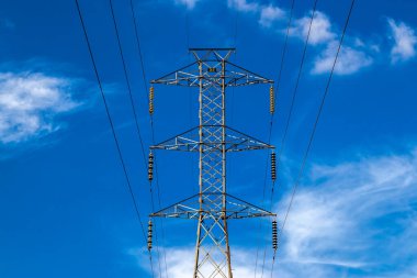 Brezilya 'da yüksek voltaj kuleleri mavi gökyüzü arkaplanına karşı