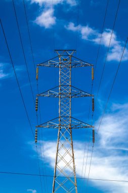 Brezilya 'da yüksek voltaj kuleleri mavi gökyüzü arkaplanına karşı