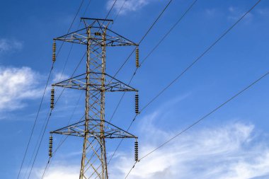 Brezilya 'da yüksek voltaj kuleleri mavi gökyüzü arkaplanına karşı