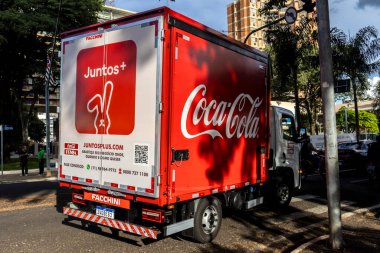 Marilia, Sao Paulo. Brezilya, 8 Mart 2024. Meksika şirketi FEMSA tarafından dağıtılan Coca-Cola kentsel kargo kamyonu, şehir merkezinde bir trafik ışığında durdu.