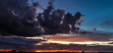 Kümülüs fırtına bulutları arasından gökyüzünde dramatik bir günbatımı, Timelapse. Muhteşem destansı manzara. İnanılmaz canlı renkler, Goiania, Brezilya 'da