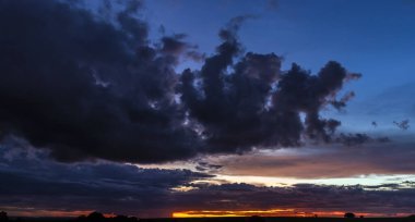 Kümülüs fırtına bulutları arasından gökyüzünde dramatik bir günbatımı, Timelapse. Muhteşem destansı manzara. İnanılmaz canlı renkler, Goiania, Brezilya 'da