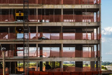 İnşaat alanı Brezilya 'da bir konut binasında çalışıyor. Orta büyüklükteki şehirlerde her yıl gayrimenkul gelişimleri artmıştır..