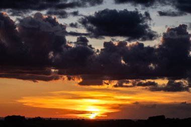 Gökyüzünde bulutlarla gün batımı, muhteşem destansı manzara. Brezilya 'da inanılmaz canlı renkler
