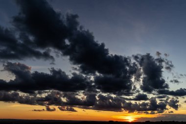 Gökyüzünde bulutlarla gün batımı, muhteşem destansı manzara. Brezilya 'da inanılmaz canlı renkler