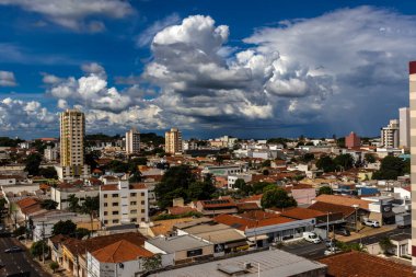 Marilia, Sao Paulo, SP, Brezilya, Nisan 02 2024. Marilia 'nın orta kesimindeki binaların, evlerin ve ticari işletmelerin havadan görünüşü