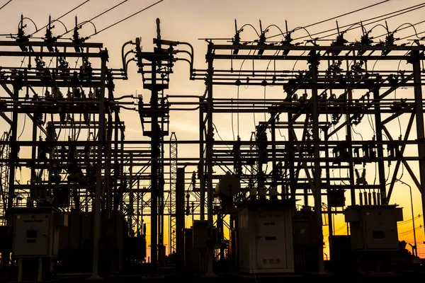 Silhouet Van Het Substation Voor Distributie Van Elektriciteit Met Brazilië Stockafbeelding