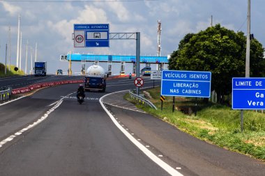 Sao Paulo, Brezilya. 18 Aralık 2023: Sao Paulo eyaletindeki Marechal Rondon Otobanı 'ndaki gişelerde belirtilen işaretler