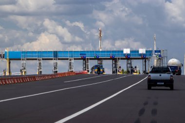 Sao Paulo, Brezilya. 18 Aralık 2023: Sao Paulo eyaletindeki Marechal Rondon Otobanı 'ndaki gişelerde belirtilen işaretler