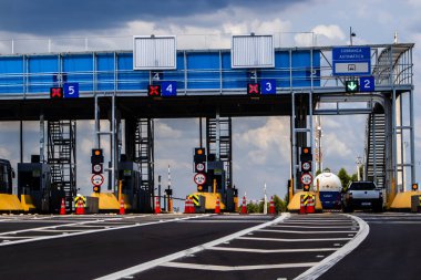 Sao Paulo, Brezilya. 18 Aralık 2023: Sao Paulo eyaletindeki Marechal Rondon Otobanı 'ndaki gişelerde belirtilen işaretler